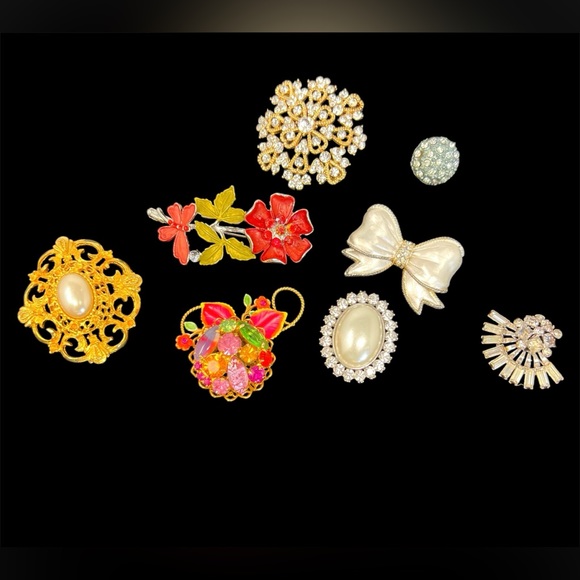 Jewelry - Seven vintage brooches, all in good condition.